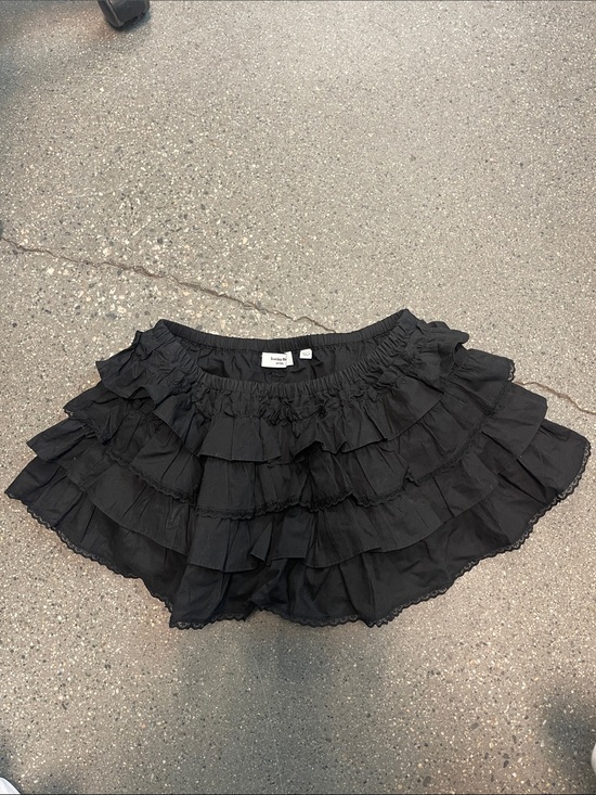 Aritzia Dresses & Skirts - Ruffled Mini Skort - Black